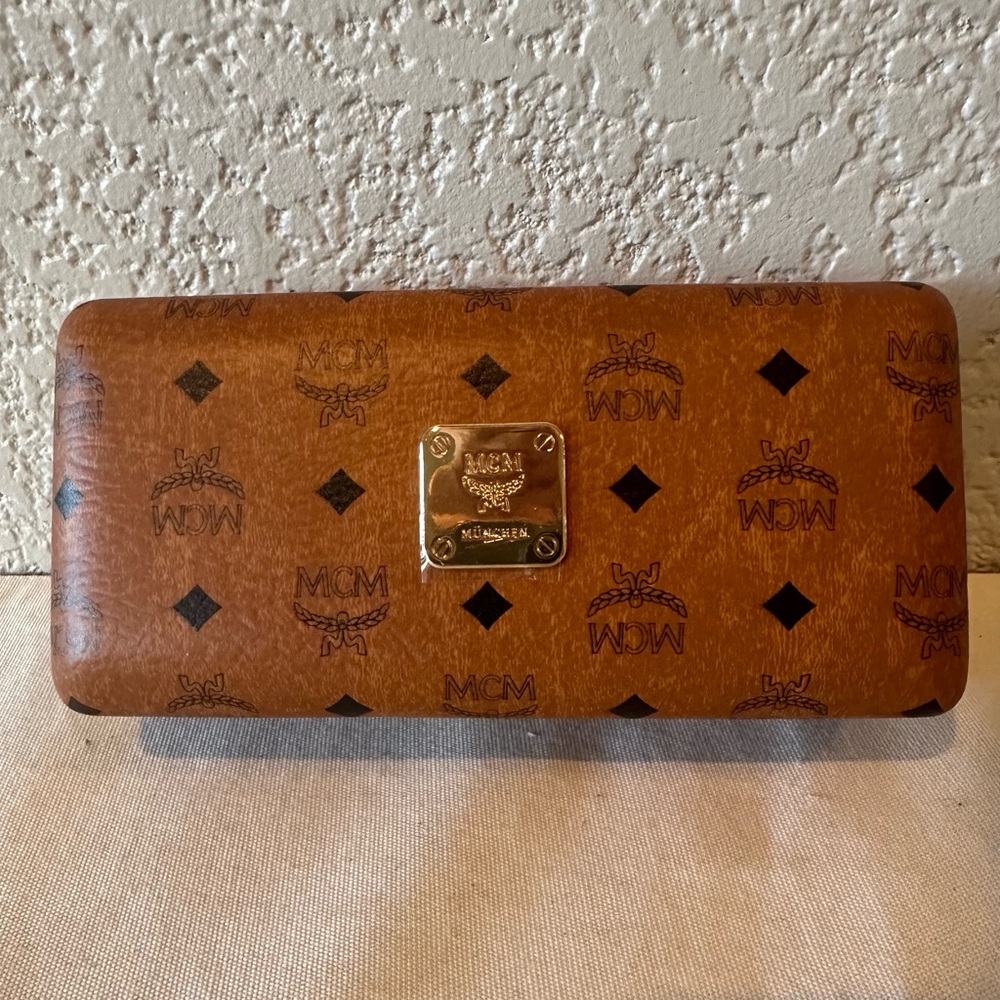 MCM Eyeglass Sunglass Hardshell Case & Cleaning Cloth - Picture 13 of 13